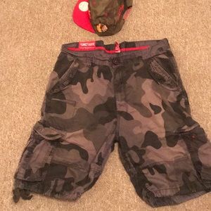 Men’s Camo Cargo Belted Shorts.